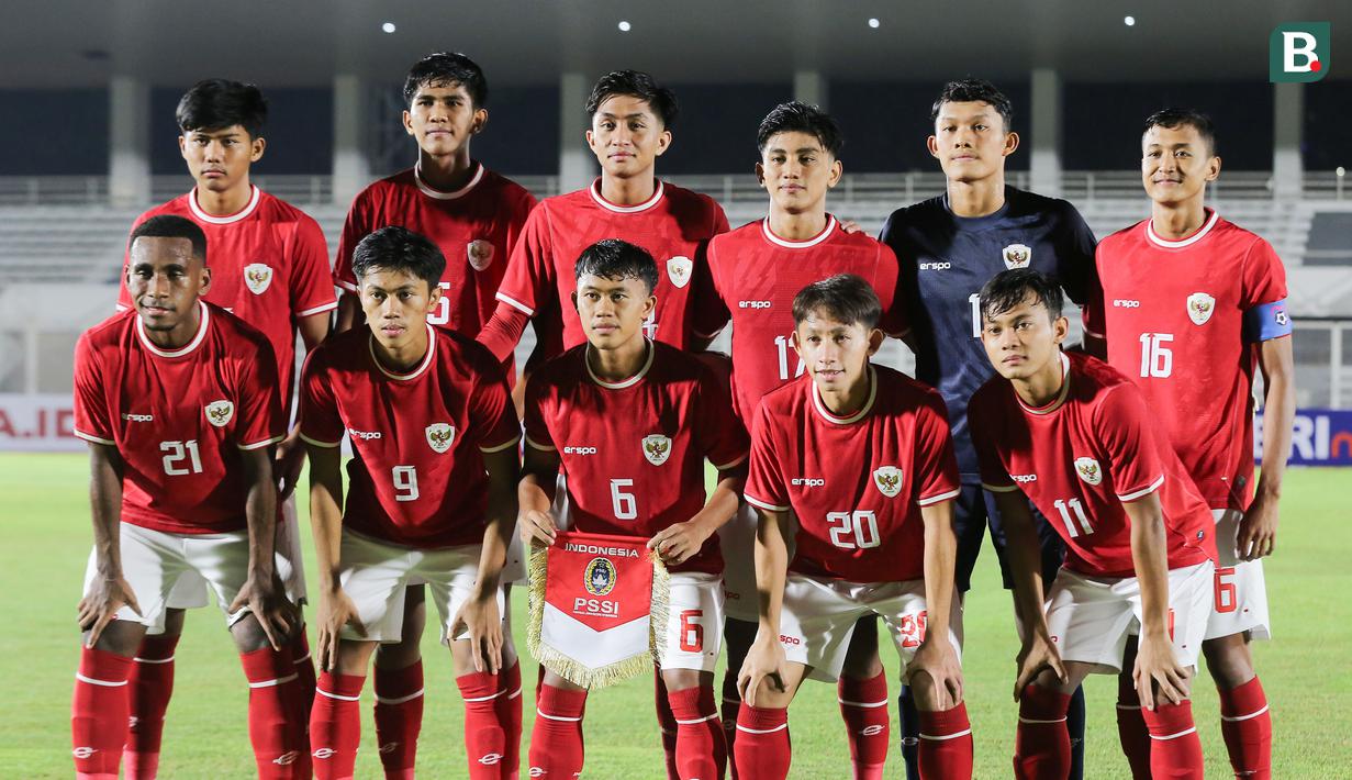 <p>Starting XI pemain Timnas Indonesia U-20&nbsp;saat laga persahabatan melawan Timnas China U-20 yang berlangsung di Stadion Madya, Senayan, Jakarta, Jumat (22/03/2024). (Bola.com/Abdul Aziz)</p>
