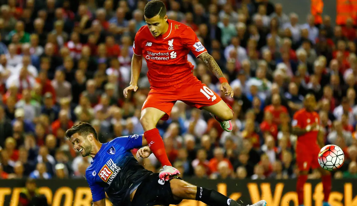 Gelandang Liverpool Philippe Coutinho berebut bola dengan gelandang Bournemouth Andrew Surman selama pertandingan di Anfield stadium, Liverpool, Inggris, Senin (17/8/2015). Liverpool menang tipis dengan skor 1-0. (Reuters/Darren Staples)