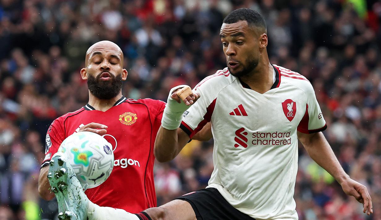 Tertinggal dua gol, Liverpool mulai mencoba keluar dari tekanan dan menciptakan beberapa peluang. Namun, serangan mereka belum mampu menembus pertahanan MU dengan maksimal. (AFP/Darren Staples)
