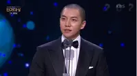 Lee Seung Gi berkepala plontos di KBS Drama Awards 2022. (dok. Screenshoot Youtube KBS Drama)