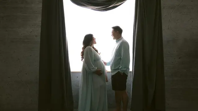 Hamil Anak Pertama, Ini 6 Maternity Shoot Regina Ivanova Bersama Suami