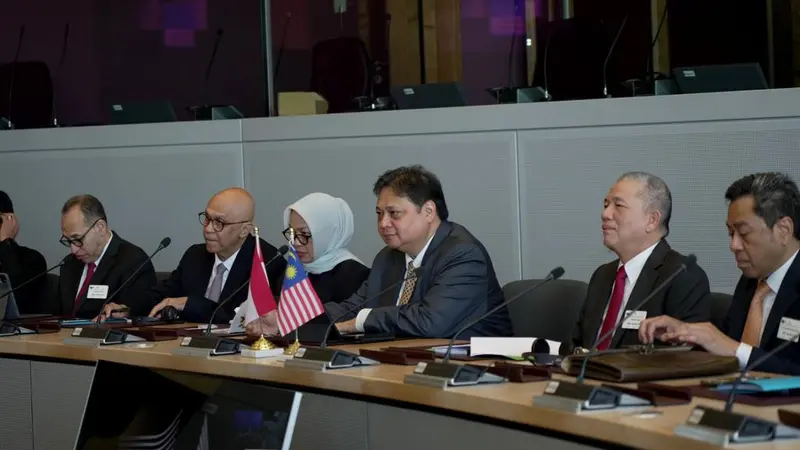 Airlangga Hartarto bersama delegasi dari Malaysia yang dipimpin  Deputi Perdana Menteri Malaysia Fadillah Yusof saat berkunjung ke markas Uni Eropa di Brussels, Belgia.