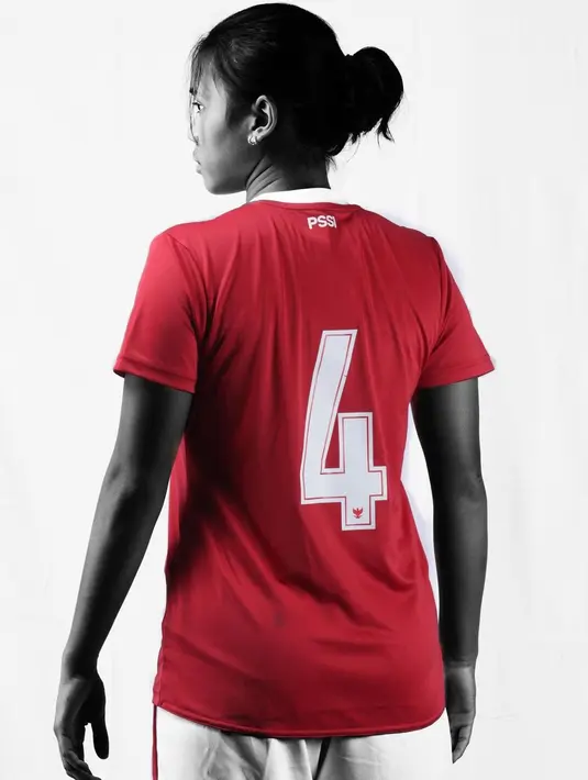 Shalika Aurelia sangat dinantikan penampilannya bersama Timnas Putri Indonesia di ajang Piala Asia 2022. Dengan mengenakan nomor 4, ia siap berjibaku demi kejayaan Garuda Pertiwi. (Liputan6.com/IG/@shalika.aurelia)