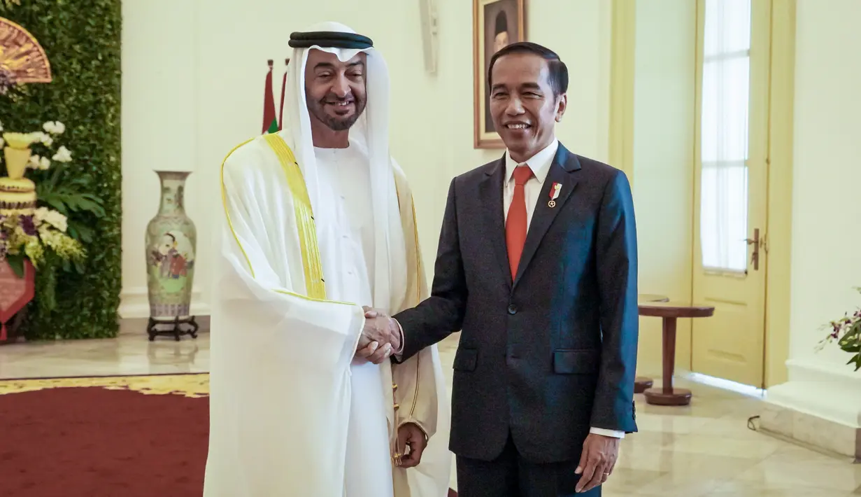 Presiden Joko Widodo menyambut Putra Mahkota Abu Dhabi/Wakil Panglima Tertinggi Angkatan Bersenjata Uni Emirat Arab (UEA) Sheikh Mohamed Bin Zayed Al Nahyan di Istana Bogor, Kamis (24/7/2019). Keduanya menggelar pertemuan bilateral guna membahas sejumlah kerja sama. (Liputan.com/HO/Setkab Agung)