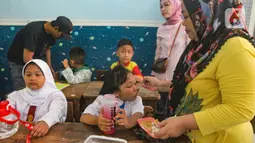 Para orang tua siswa tampak mengantar dan menemani anak mereka pada hari pertama sekolah. (merdeka.com/Arie Basuki)