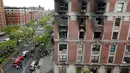 Petugas pemadam kebakaran mengumpulkan puing-puing sisa kebakaran yang terjadi di sebuah apartemen di kawasan Harlem, New York, Amerika Serikat, Rabu (8/5/2019). Keenam korban dinyatakan meninggal di tempat kejadian. (AP Photo/Richard Drew)