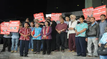 Para tokoh lintas agama berdoa di gedung Komisi Pemberantas Korupsi (KPK), Jakarta, Jumat (6/2/2015). (Liputan6.com/Herman Zakharia) 