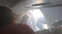 Kepulan asap memenuhi kabin pesawat British Airways saat mengudara. (Twitter/@lucyaabrown)