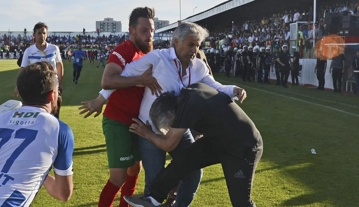 Deniz Naki pemain Amedspor baku hantam dengan Mustafa Kemal Kilic pelatih Erzurum BB, Selasa (16/5/2017) di play-off untuk Liga Super Turki. (AFP/Ilyas Akengin)