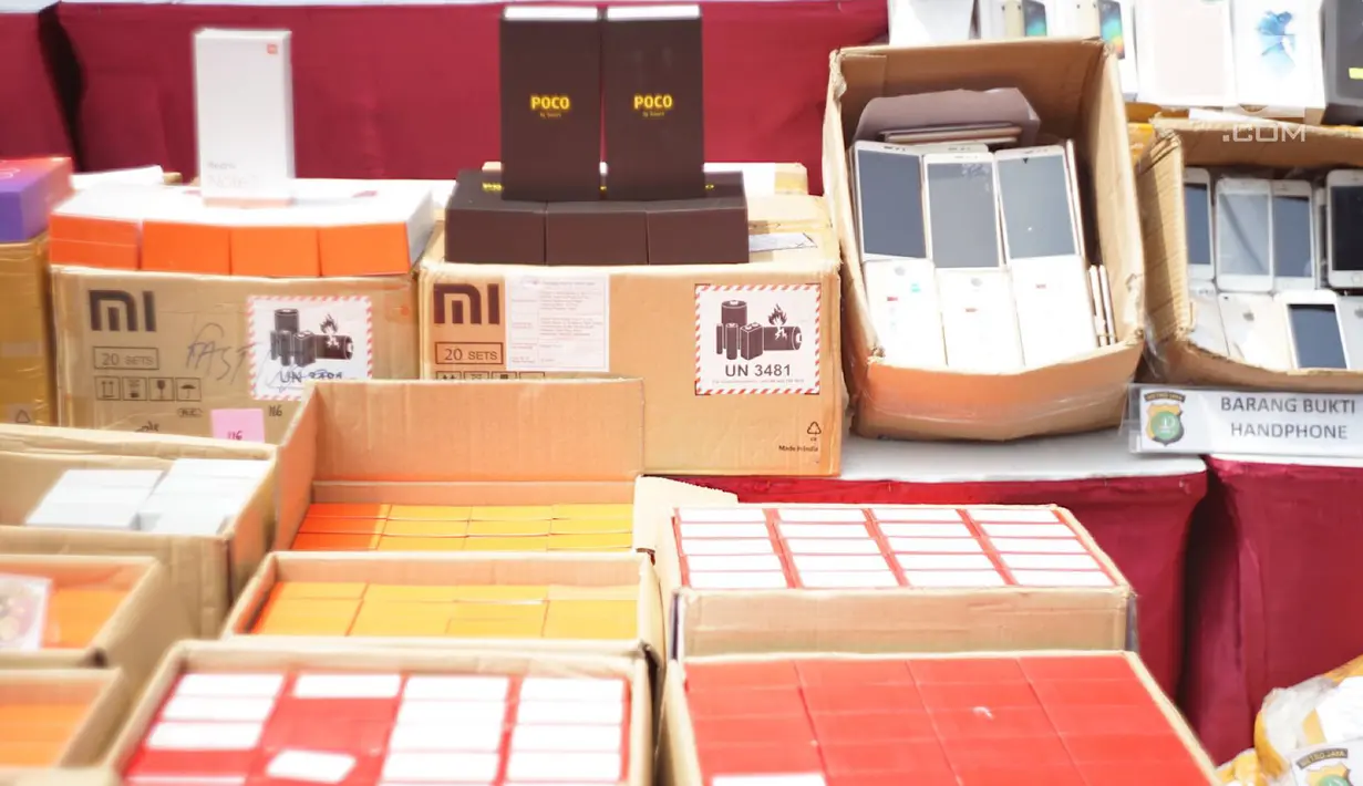 Barang bukti diperlihatkan saat rilis penyelundupan perangkat telekomunikasi elektronik, Jakarta, Kamis (29/8/2019). Polda Metro Jaya mengamakan 5.572 HP berbagai merek dari China ke Jakarta tanpa membayar pajak dengan nilai kerugian negara ditaksir Rp4,5 triliun. (Liputan6.com/Immanuel Antonius)