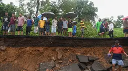 Sejumlah warga berada di lokasi runtuhnya tembok di Mumbai, India (2/7/2019). Sedikitnya 15 orang tewas dan 69 orang lainya luka ketika sebuah tembok runtuh saat hujan lebat monsun. (AFP Photo/Punit Paranjpe)