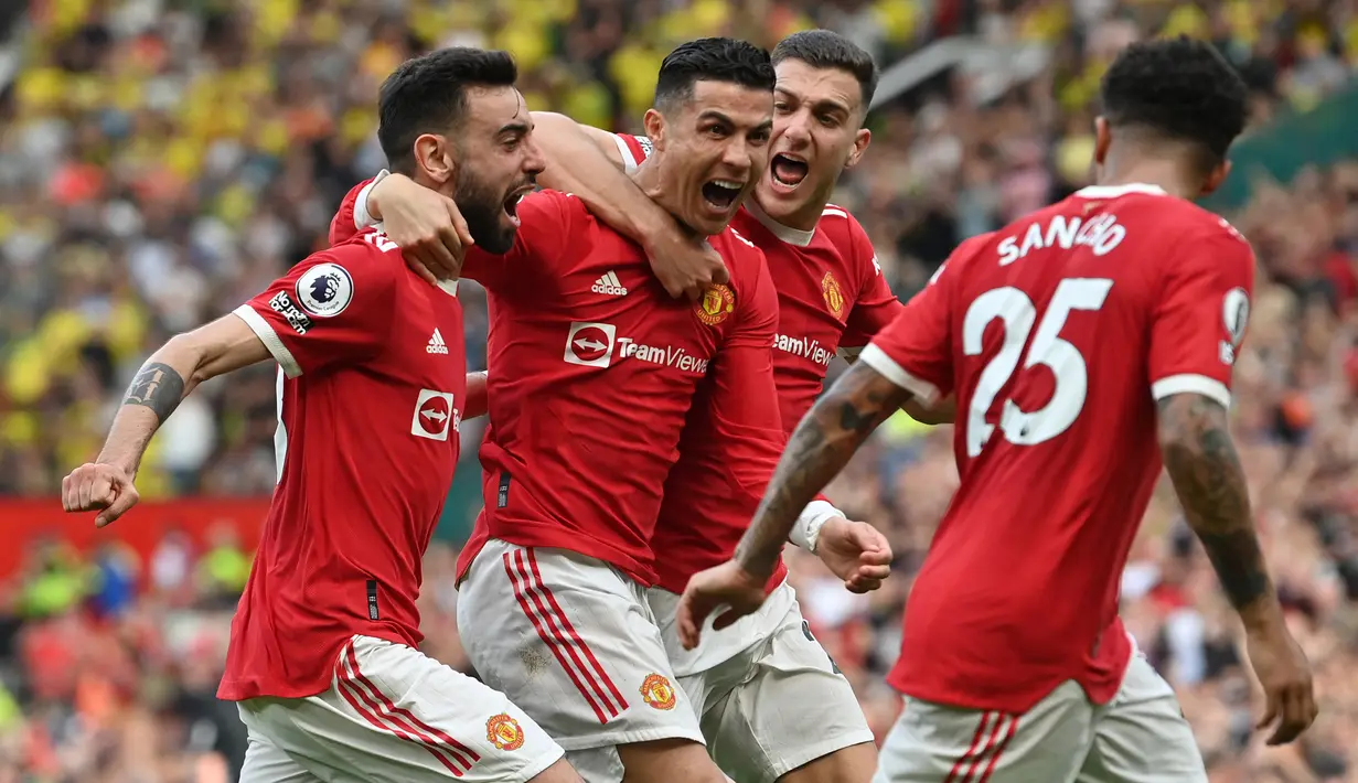 Cristiano Ronaldo baru saja menambah koleksi hattrick-nya bersama Manchester United di Liga Inggris saat menghadapi Norwich City (16/4/2022). Sejak era Premier League pada musim 1992/1993, MU memiliki 7 pemain sebagai pengoleksi hattrick terbanyak bagi Setan Merah. (AFP/Paul Ellis)