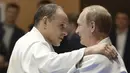 Presiden Rusia Vladimir Putin (kanan) saat berlatih judo bersama pelatih tim judo nasional Rusia Ezio Gamba saat sesi latihan di Sochi (8/1/2016). (REUTERS/Alexei Nikolsky/Sputnik/Kremlin)