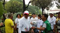 Relawan Ahok-Djarot rapikan taman kota yang rusaka karena demo (Muslim AR/Liputan6.com)