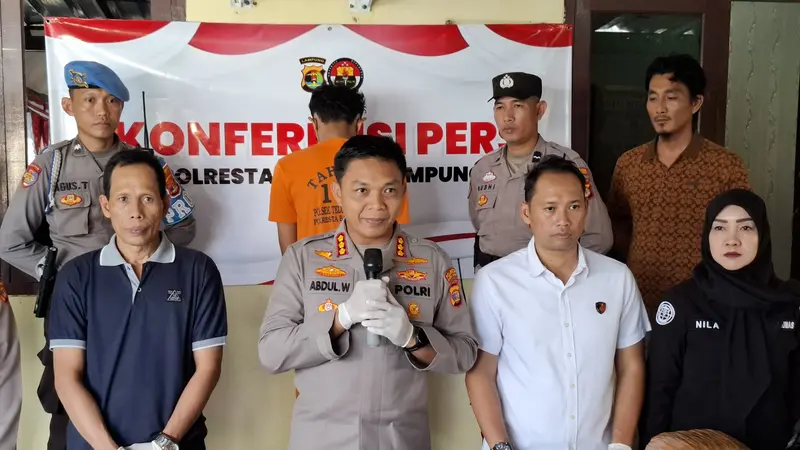 Polsek Teluk Betung Utara menangkap seorang bandar narkotika dengan barang bukti ganja seberat 9 kilogram dan sabu 241 gram. Foto : (Liputan6.com/Ardi).