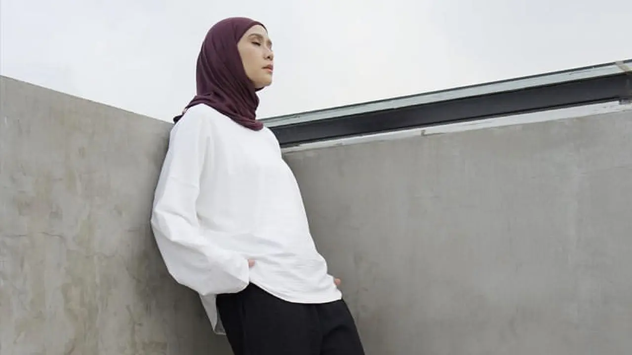 Gaya Hijab Simple saat Idul Adha di Rumah dari para publik figure