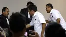 Dua terdakwa yakni Setiyardi Budiono dan Darmawan Sepriyossa saat menjalani sidang di gedung PN Jakarta Pusat, Selasa (17/5). Sidang perdana perkara dugaan pencemaran nama baik Jokowi oleh Tabloid Obor Rakyat.(Liputan6.com/Helmi Afandi) 