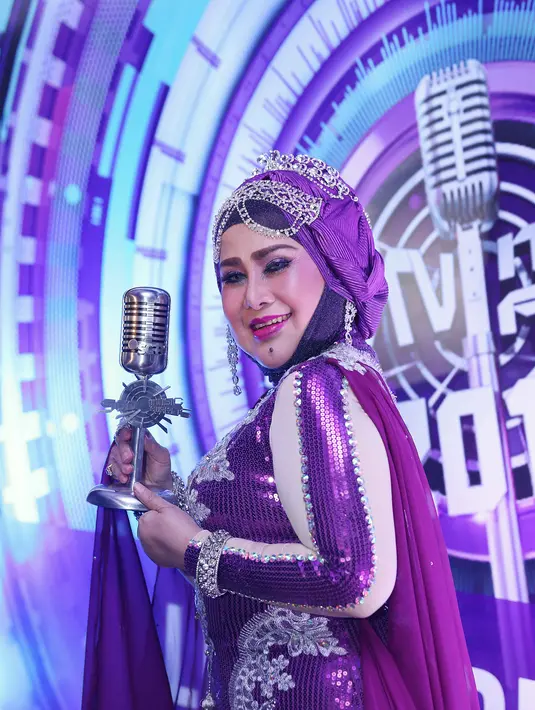 Pedangdut senior dan pemain dalam film 'Hantu Biang Kerok' itu mengaku tidak melakukan persiapan khusus mengenai busana yang dikenakan. Ia mengaku beruntung bajunya cocok untuk menerima penghargaan. (Nurwahyunan/Bintang.com)