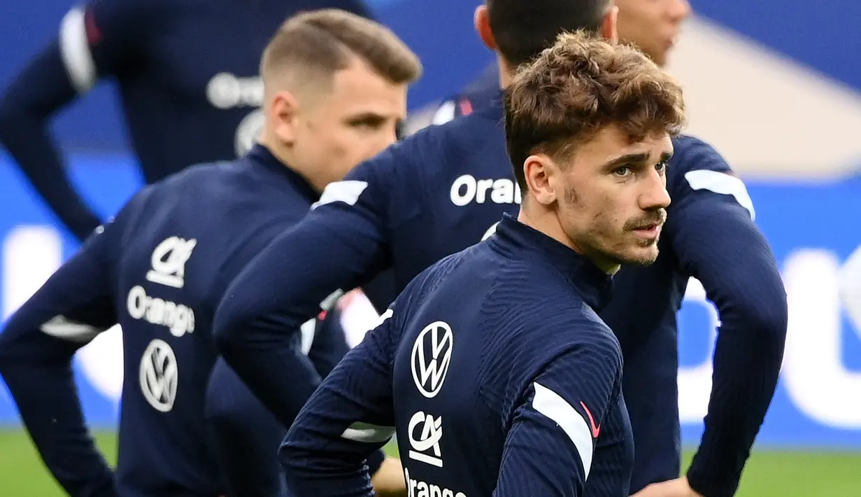 Pemain depan Prancis Antoine Griezmann mengambil bagian dalam sesi latihan pada malam laga persahabatan internasional, di stadion Pierre-Mauroy, dekat Lille, Senin (28/3/2022). Prancis akan beruji coba melawan Afrika Selatan pada Rabu, 30 Maret 2022 dini hari WIB. (FRANCK FIFE / AFP)