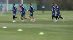 Para pemain Argentina melakukan pemanasan saat sesi latihan jelang melawan Venezuela pada kualifikasi Piala Dunia 2018 di Buenos Aires, Argentina, (3/9/2017). (AP/Natacha Pisarenko)