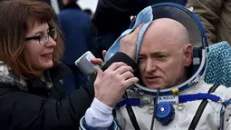 Astronot AS, Scott Kelly saat mendarat di kota Dzhezkazgan, Kazakhstan , (2/3). Misi mereka ke luar angkasa untuk  membuka jalan bagi manusia perjalanan menuju Mars. (REUTERS / Kirill Kudryavtsev)