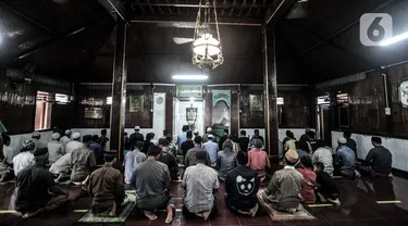 Jemaah saat menunaikan salat di Masjid Jami Al Alam, Cilincing, Jakarta, Kamis (22/4/2021). Tak banyak yang terjaga dari bangunan 'Tajuk' atau surau warisan Sunan Gunung Jati dan Raden Fatahillah ini. (merdeka.com/Iqbal S.Nugroho)