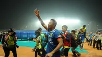 Pemain depan Persib Bandung, Firman Utina menyambangi suporter tim Maung Bandung usai menumbangkan Persipura Jayapura 5-3 di Stadion Gelora Sriwijaya, Palembang, (7/11/2014). (Liputan6.com/Helmi Fithriansyah)