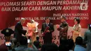 Wakil Presiden ke-10 dan ke-12 RI Jusuf Kalla (tengah) saat menerima anugerah dari Pembina Yayasan Sekar Manggis Anak Agung Gde Agung (kiri) saat penyerahan penghargaan Anugerah Dr Ide Anak Agung Gde Agung di Kantor Kementerian Luar Negeri, Jakarta, Kamis (23/1/2020). (Liputan6.com/Faizal Fanani)