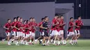 Para pemain Timnas Indonesia melakukan pemanasan dalam latihan perdana di Jakarta menjelang Putaran Ketiga Kualifikasi Piala Dunia 2026 melawan China yang berlangsung di Stadion Madya, Kompleks Stadion Utama Gelora Bung Karno (SUGBK), Senayan, Jakarta, Senin (02/06/2025). (Bola.com/Bagaskara Lazuardi)