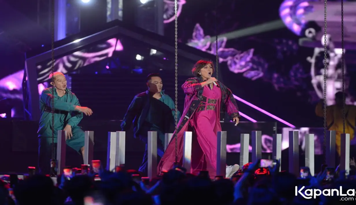 Agnes selalalu tampil energic dan kompak bersama para dancer. (Kapanlagi.com/Bayu Herdianto)