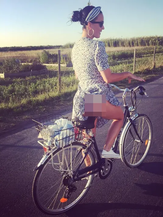 Pada Kamis (11/08/16), Katy Perry memposting foto buka-bukaan melalui akun instagram. Nampak terlihat pada gambar, Katy sedang berpose sambil mengayuh sepedah. Setelah diteliti, unggahan foto Katy ini cukup nakal dan memamerkan bokongnya. (Instagram)