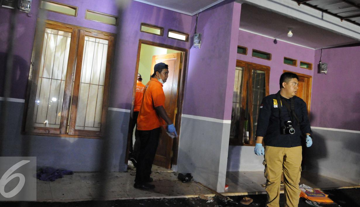 Petugas berada di lokasi penggerebekan dan penembakan terduga teroris di Setu, Tangerang Selatan, Banten, Rabu (21/12). Densus 88 melakukan baku tembak yang akhirnya menewaskan tiga orang terduga teroris. (Liputan6.com/Helmi Afandi)