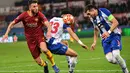 Aksi gelandang AS Roma, Bryan Cristante pada leg 1, 16 besar Liga Champions yang berlangsung di stadion Olimpico, Roma, Rabu (13/2). AS Roma menang 2-1 atas FC Porto. (AFP/ Alberto Pizzoli)
