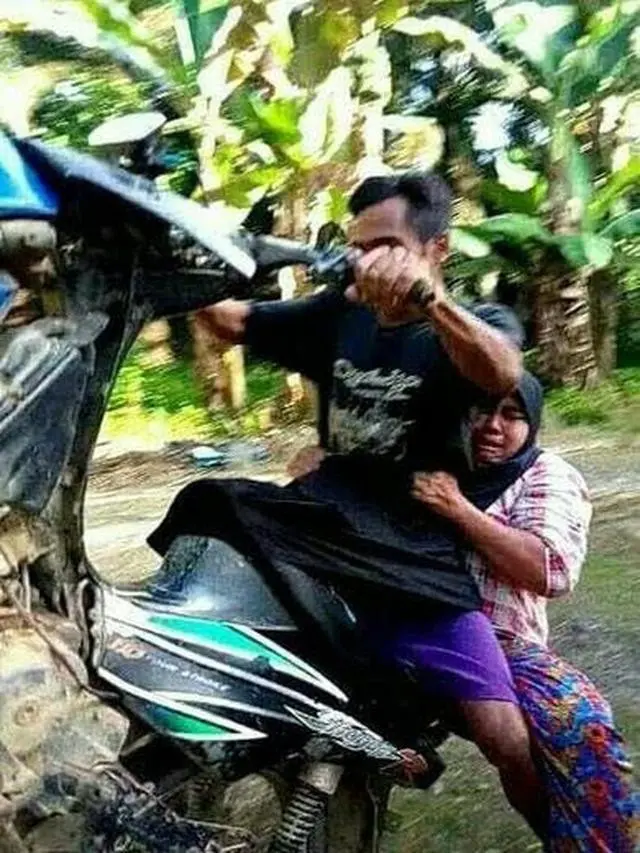 Kumpulan Potret Ibu-Ibu Dibonceng Naik Sepeda Motor, Aksinya Bikin Ngilu