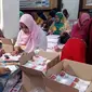 Tenaga lepas di kantor KPU Kota Malang melipat dan menyortir surat suara Pilkada serentak 2018 (Liputan6.com/Zainul Arifin)