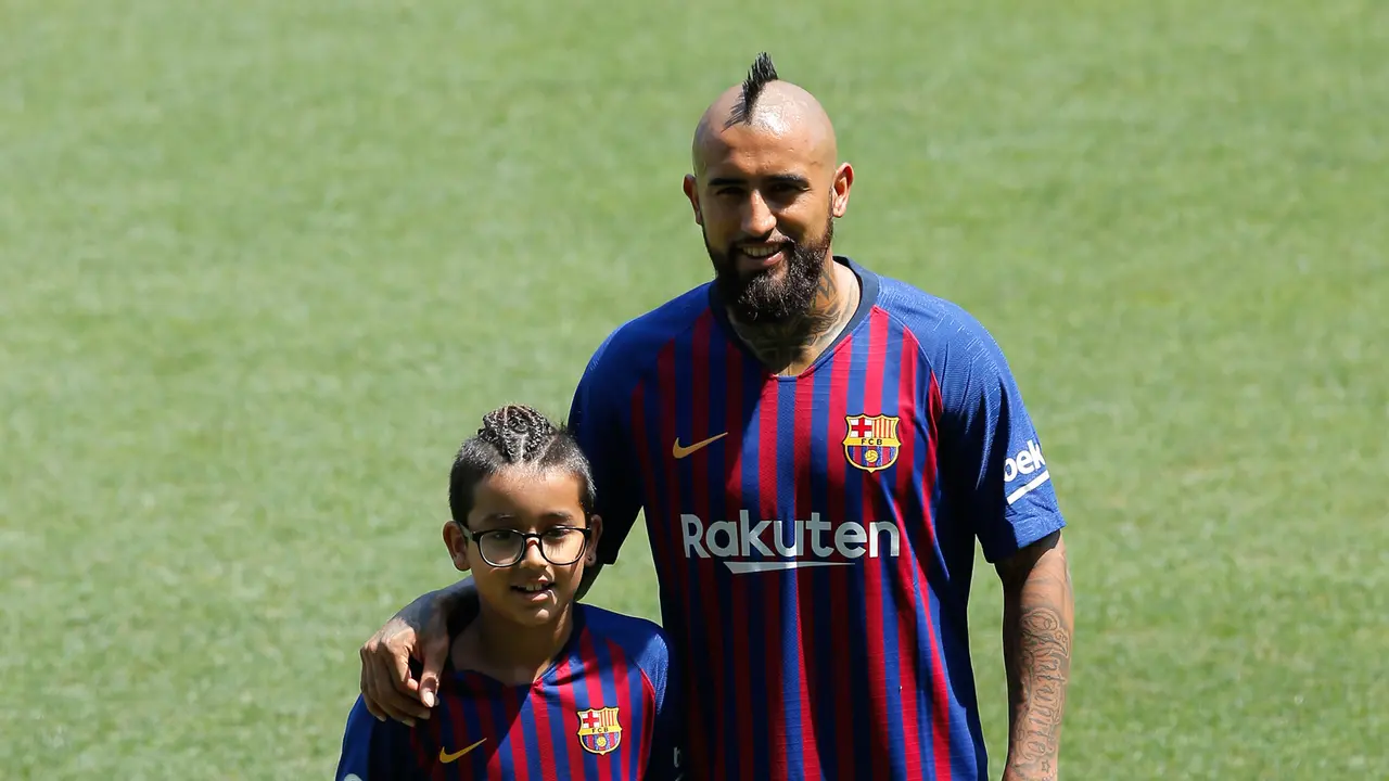 Arturo Vidal dan Putranya Pamer Skill di Camp Nou