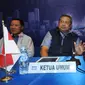 Ketua Umum DPP Partai Demokrat, Susilo Bambang Yudhoyono (tengah) berbincang dengan Sekjen Hinca Pandjaitan (kanan) jelang memimpin rapat darurat DPP Partai Demokrat di Jakarta, Rabu (3/1). Rapat berlangsung tertutup. (Liputan6.com/Helmi Fithriansyah)