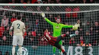 Striker Bournemouth, Joshua King, ketika menaklukkan kiper Manchester United, David De Gea di Vitality Stadium (Foto: Twitter Premier League)