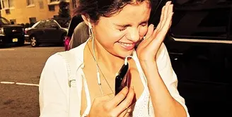 Setelah lama berpisah dan akhirnya kembalu bersatu, Selena Gomez ingin mendapatkan ciuman romantis dari Justin Bieber di malam pergantian tahun. (FanPop)