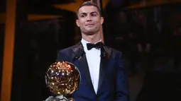 Bintang Real Madrid asal Portugal, Cristiano Ronaldo, dinobatkan sebagai peraih Ballon d'Or 2017 di Menara Eiffel, Paris, Jumat (8/12/2017). Gelar Ballon d'Or kelima bagi CR7 ini sekaligus menyamai raihan Ballon d'Or milik Messi. (AFP/Franck Faugere)