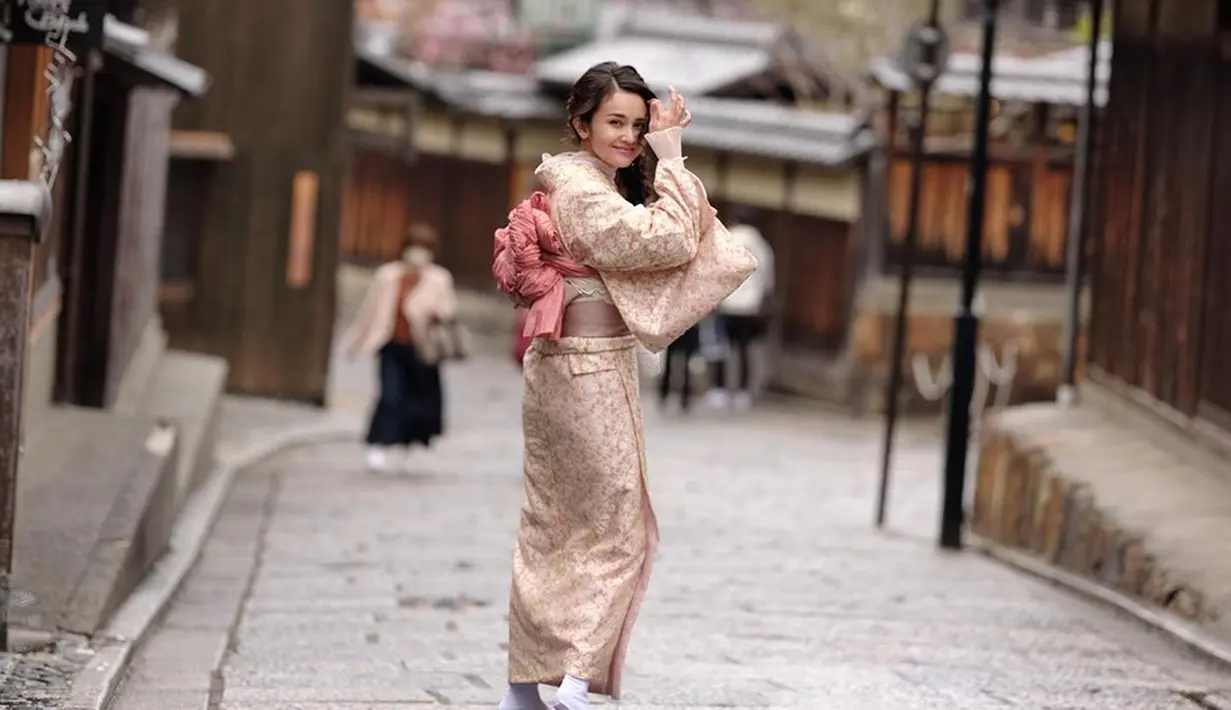 Belum lama ini Michelle Ziudith unggah foto pakai kimono saat di Jepang. Pamer senyuman tipis sembari memegang rambutnya yang diterbangkan angin, artis berusia 28 tahun ini bikin pangling. Unggah dua foto tampak depan dan tampak belakang, netizen salfok dengan tatanan rambut panjang Michelle yang ditatat dengan unik. (Liputan6.com/IG/@michelleziu)