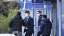 Pelatih Paris Saint-Germain (PSG), Mauricio Pochettino, meninggalkan Pusat Latihan PSG di Paris, Selasa, (5/1/2021).  PSG resmi memperkenalkan Pochettino sebagai pelatih baru. (Photo by Bertrand GUAY / AFP)