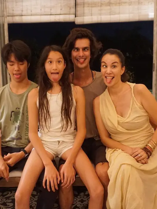 Tyrone juga kerap berbagi foto dengan adik dan mamanya yang terlihat kompak dan akrab banget. (Liputan6.com/IG/@tyroneinlife)