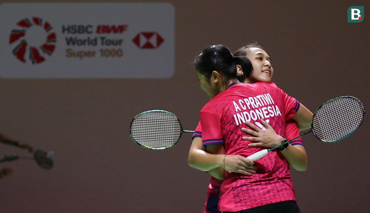 <p>Selebrasi ganda putri Indonesia, Febriana Dwipuji Kusuma/Amalia Cahaya Pratiwi setelah mengalahkan sesama wakil Indonesia, Lanny Tria Mayasari/Ribka Sugiarto pada babak 32 besar Kejuaraan Bulu Tangkis Indonesia Open 2023 di Istora Senayan, Jakarta, Selasa (13/6/2023). Pasangan Febriana/Amalia menang dengan skor 21-15, 21-18. (Bola.com/Bagaskara Lazuardi)</p>