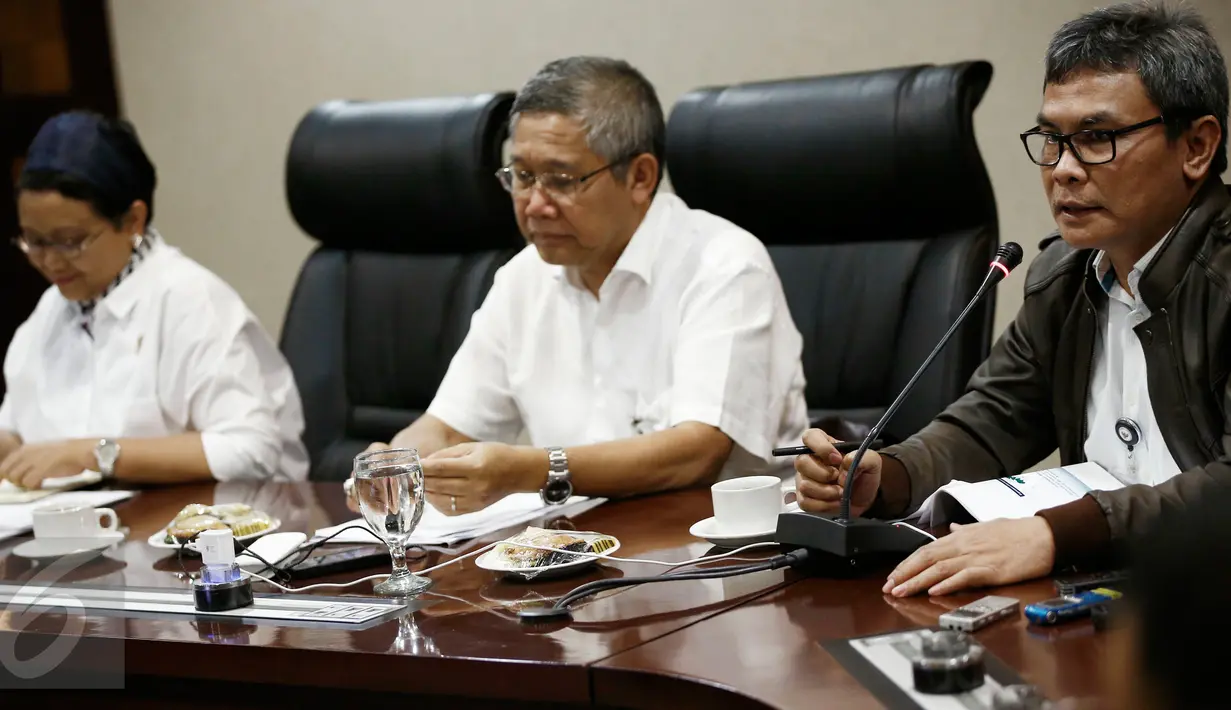 Staf Khusus Presiden bidang Komunikasi, Johan Budi menjadi moderator dalam diskusi di Kantor Staf Presiden, Komplek Istana, Jakarta, Rabu (2/3). Diskusi tersebut membahas seputar KTT OKI dan isu Palestina (Liputan6.com/Faizal Fanani)