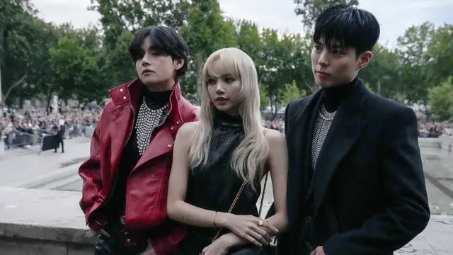 FOTO: Gaya V BTS, Lisa Blackpink, dan Park Bo Gum Saat Fashion Show di Paris