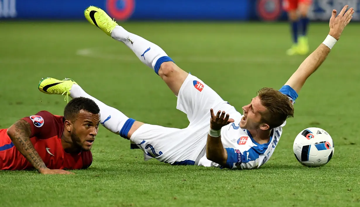 Pemain Inggris, Ryan Bertrand (kiri), melanggar pemain Slovakia, Peter Pekarik, pada laga terakhir Grup B Piala Eropa 2016 di Stade Geoffroy-Guichard, Saint-Etienne, Selasa (21/6/2016) dini hari WIB. (AFP/Jeff Pachoud)