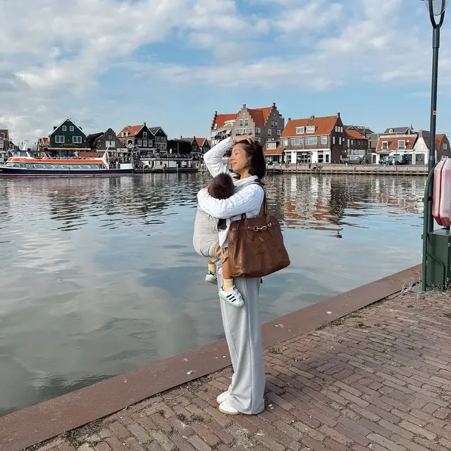 Definisi Couple Goals, Gaya Kompak Jennifer Bachdim dan Irfan Bachdim Momong Anak Saat Mudik ke Belanda