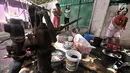 Warga mencuci pakaian di pinggir jalan kawasan Kramat Pulo, Senen, Jakarta, Kamis (27/12). Meski hanya menggunakan pompai air manual, warga Kramat Pulo mengaku nyaman mencuci di pinggir jalan karena gratis. (Merdeka.com/Iqbal S. Nugroho)