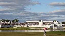 Pegolf, Adam Scott, yang berada pada hole ke-16 pada ajang Honda Classic di PGA National, Amerika Serikat, Minggu (28/2/2016). (Reuters/Peter Casey)
